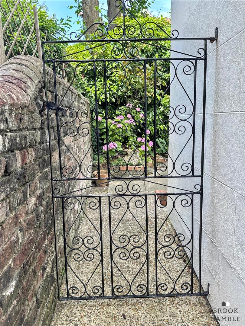 2 Bedroom Flat. Spencer Road in Eastbourne,  17